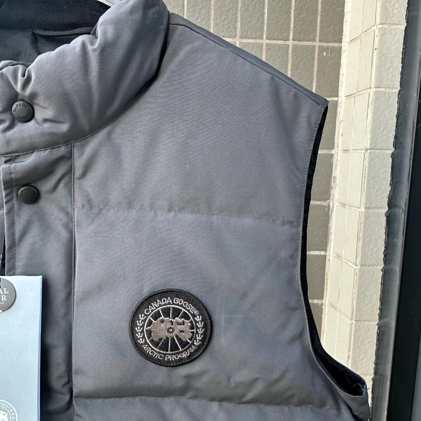 P380 Top real shot - Style number: TT119 Canada Goose has always been recognized as the warmest down jacket. Various Instagram celebrities, Internet celebrities, and celebrities often wear it for street photos. I make Canada Goose every year, but I still can't get rid of my love for the goose. No matter how cold the days are, there is no need to be afraid because of the care of the goose. The down vest is definitely a concave shape in autumn and winter. It is a trading company order model, exclusively launched! The purchase at the counter is the same as the genuine original clothes. Pay attention to the matching. There is velvet on the back collar, which is more warm. There is a zippered hidden pocket on the inside, and the genuine net pocket is synchronized inside. You need to compare the genuine products at any time. All the accessories are custom-made from the original factory. 1️⃣Fabric: Domestic exclusive Japanese original fabric with characteristics: waterproof, drill-proof, anti-fading, 24-count calendered woolen surface (waterproof level conforms to the ball raincoat level) 2️⃣Down: national standard 80 white duck down Supports identification (many on the market are 50 velvet and recharged in order) with better thermal insulation performance, light and not heavy, and good recovery of fluffiness after compression!  3️⃣Zipper: Original factory customized zipper with clear engraving and perfect texture. Original customized authentic YKK military-grade copper core zipper puller that can withstand hundreds of thousands of pulls. 4️⃣Embroidery: Imported new Behringer embroidery machine customized with 10,000-needle electric embroidery, full/three-dimensional/clear! 5️⃣: 400D high-density count liner fabric in the inner liner completely eliminates the problem of velvet leakage and velvet leakage. In the down woven category, there is no bragging. There is currently almost no one that can do better than us! Make an original product with care, so that every customer has the confidence to introduce it to his customers: This is the top replica version in China. A good product does not need too much soft text to set it off. Color: black, gray, off-white, size: Please note that slight color differences on the product are normal and will not be used as a reason for return or exchange. #Due to different monitor display pixels and external factors such as shooting lighting